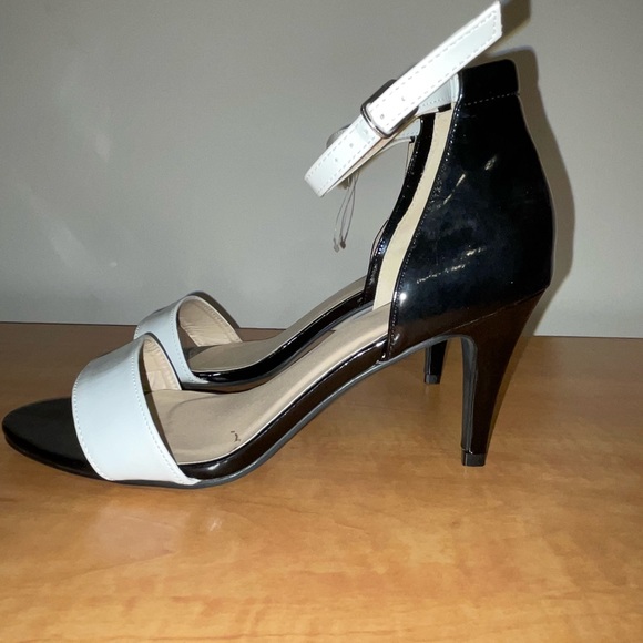 Woman’s/girls high heels. Bought but never worn. - Picture 3 of 4